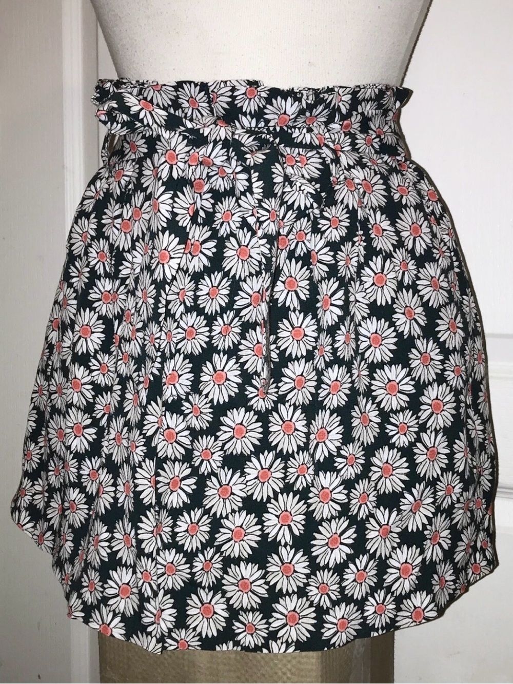 NWT ZARA Green w/ White Orange Daisy Flower w/ Tie High Waist Shorts -